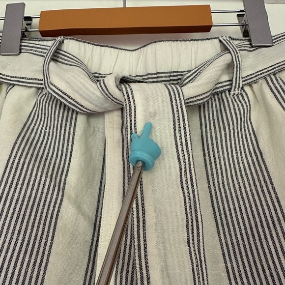 Eddie Bauer | Blue & White Striped Linen Blend Shorts with Belt - Picture 7 of 10